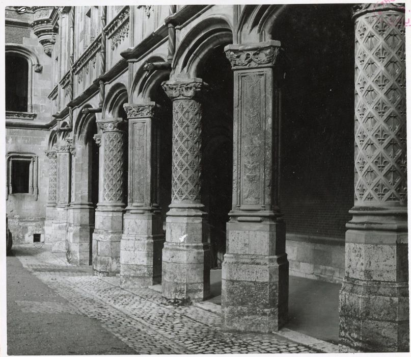 cour d’honneur, galerie du rez-de-chaussée, vue partielle