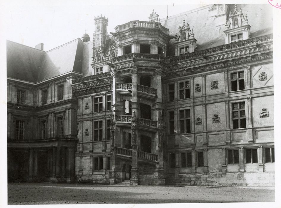 façade sud-est sur la cour d’honneur, vue partielle