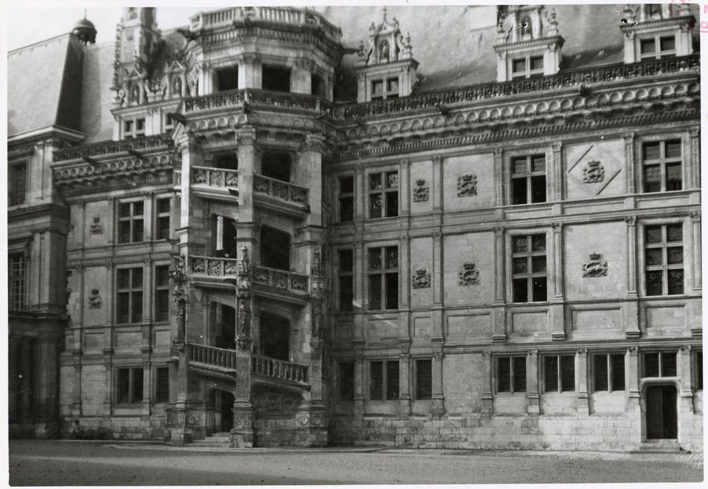 façade sud-est sur la cour d’honneur, vue partielle