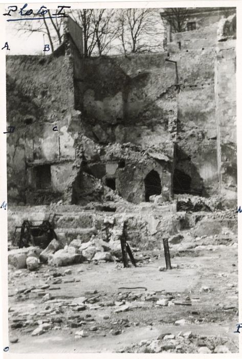 anciennes fortifications, mur de soutènement de la terrasse de la place du château