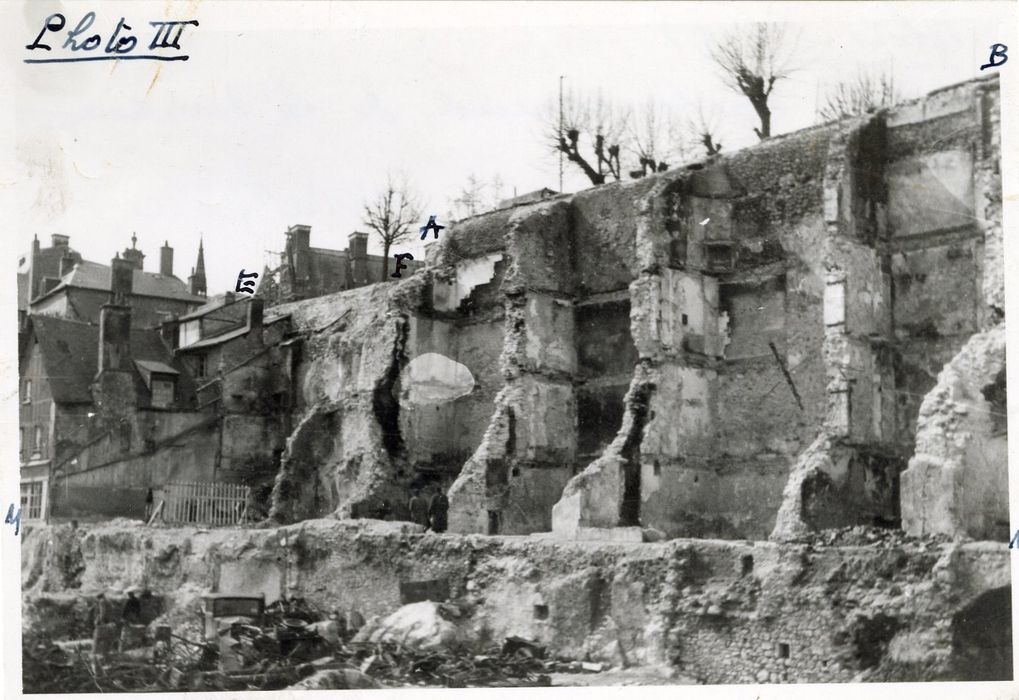 anciennes fortifications, mur de soutènement de la terrasse de la place du château