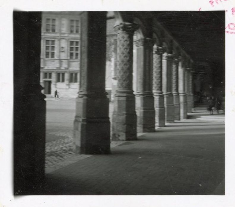 cour d’honneur, galerie du rez-de-chaussée, vue partielle