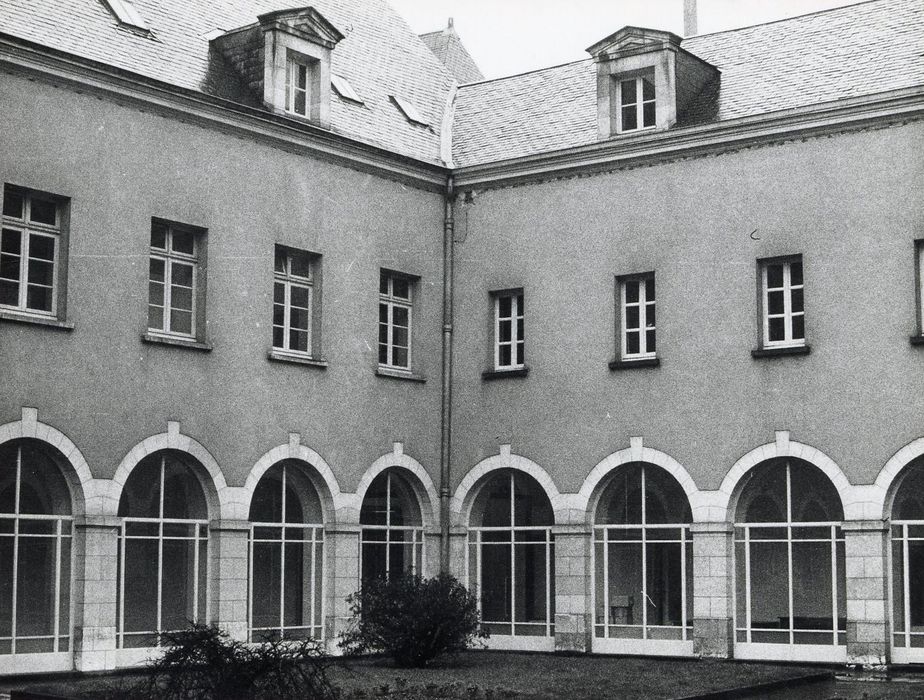 ancien cloître, vue partielle