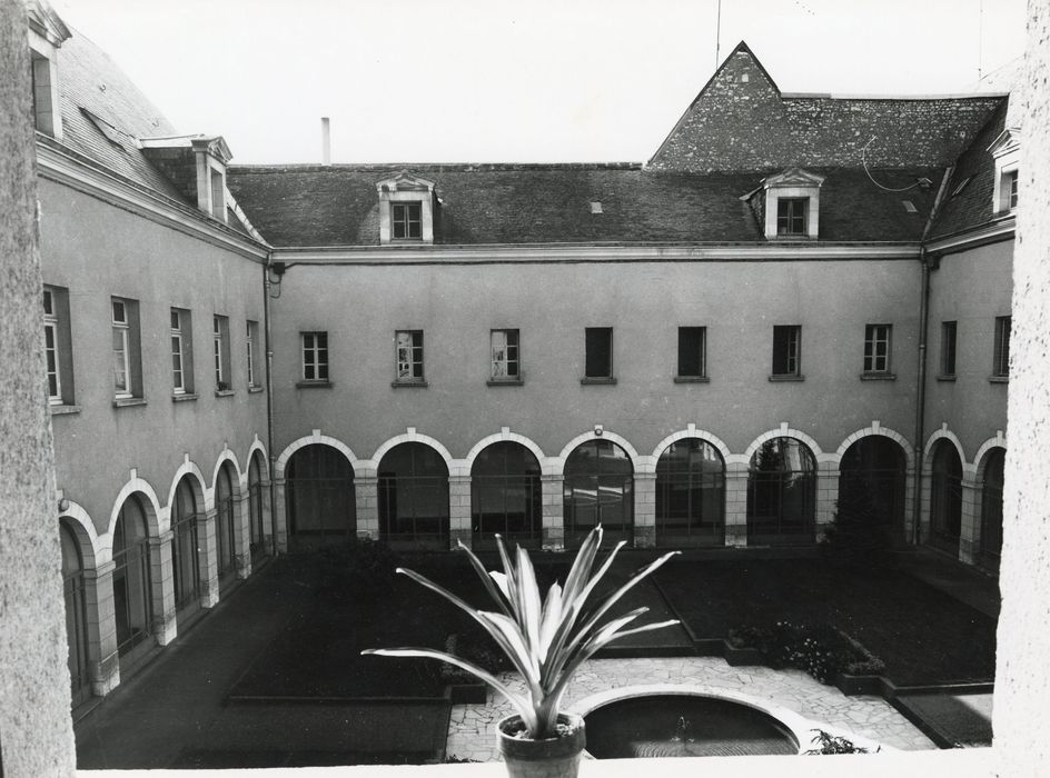 ancien cloître, vue partielle