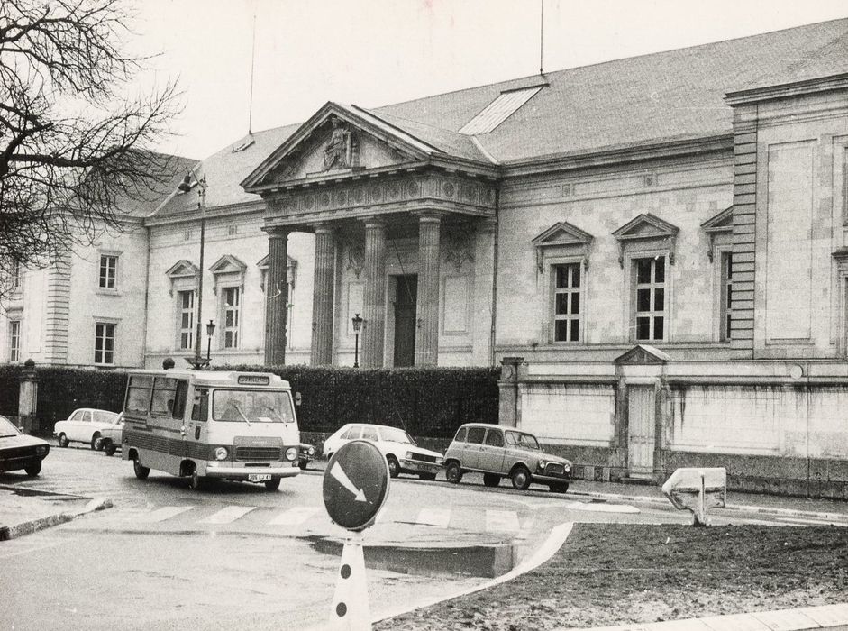 façade est, vue partielle