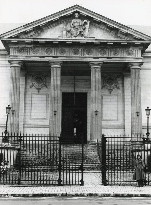 façade est, portique d’entrée