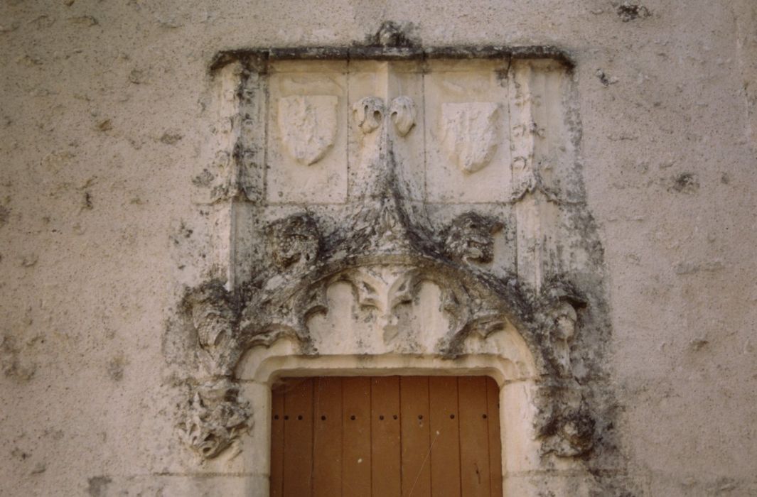 façade ouest, porte d’accès à la chapelle seigneuriale, détail du tympan