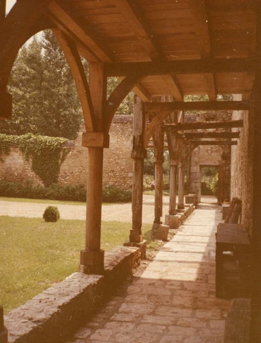 galerie de bois accolée à la façade est du logis du Moine