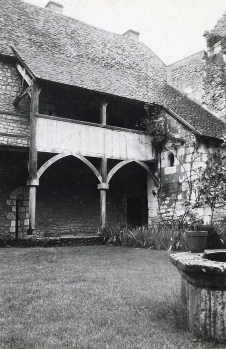 galerie de bois accolée à la façade est du logis du Moine