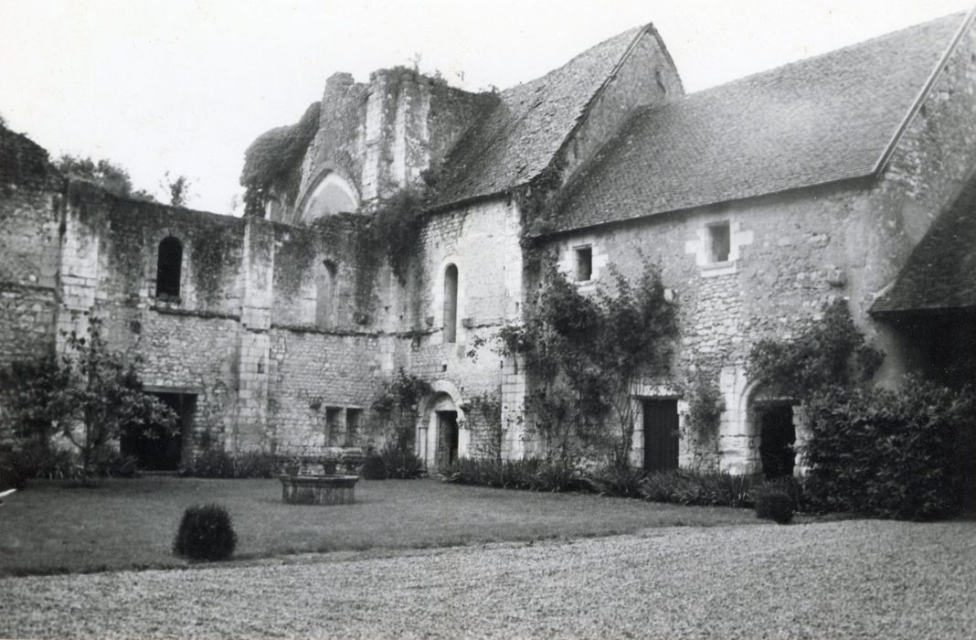 angle nord-est de la cour de l’abbaye : église abbatiale, ancienne chapelle, maison du prieur