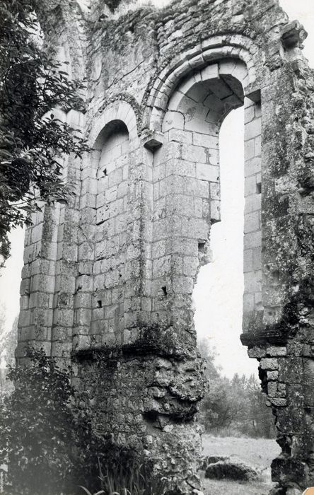 église abbatiale, choeur, vue partielle des vestiges du choeur