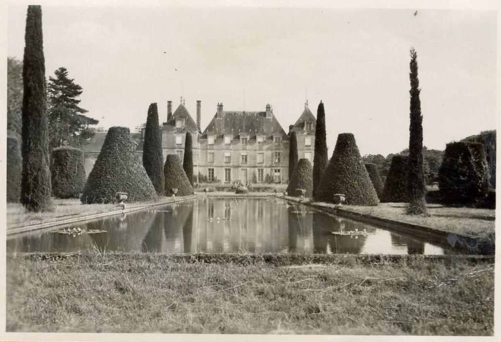 vue générale du château dans son environnement depuis le Nord-Ouest