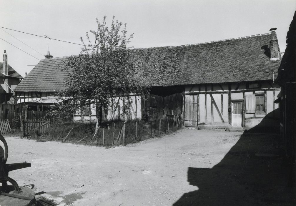 ancienne grange transformée en habitation, façade sur cour