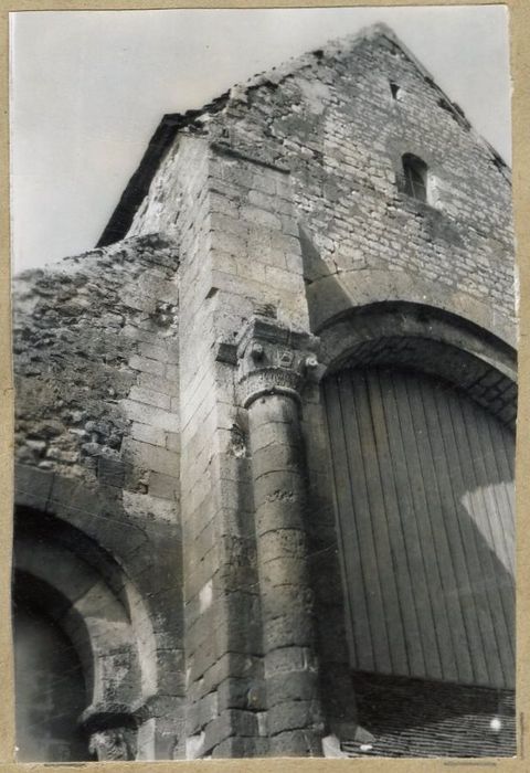 ancienne église, façade est, détail d’un chapiteau