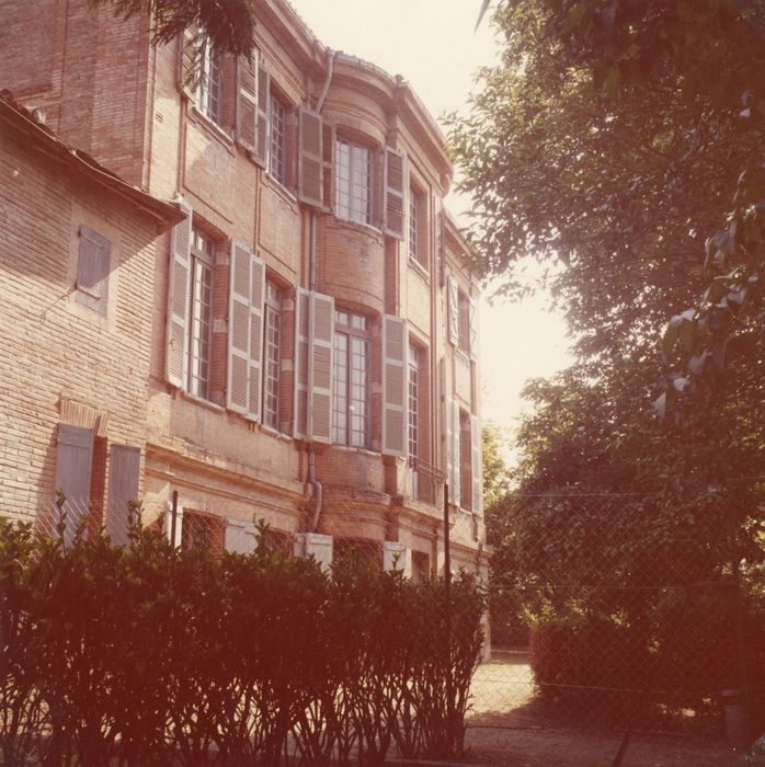 façade sud sur jardin, vue partielle