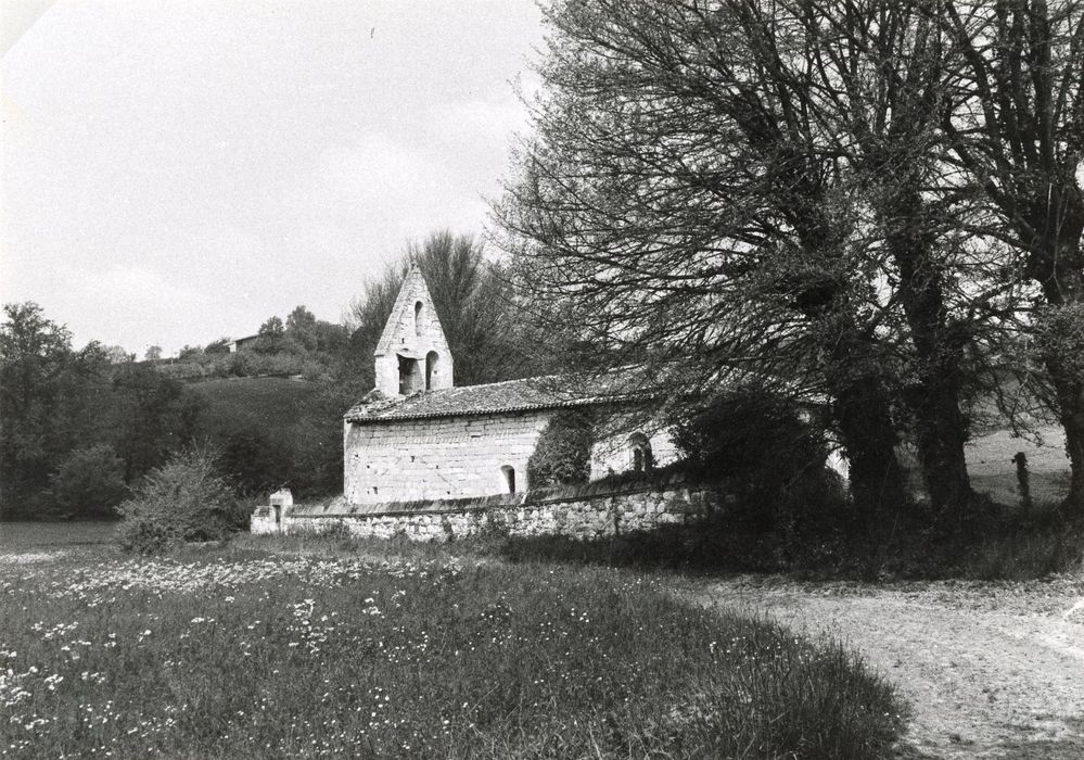 vue partielle de l’église dans son environnement depuis le Sud-Est