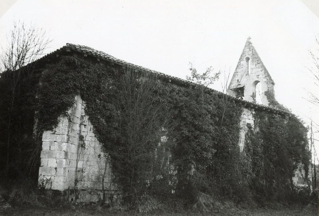 vue partielle de l’église dans son environnement depuis le Sud-Ouest