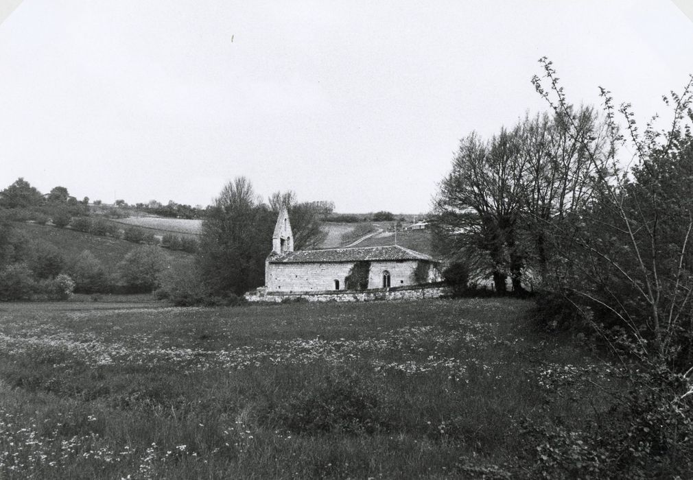 vue générale de l’église dans son environnement depuis le Sud