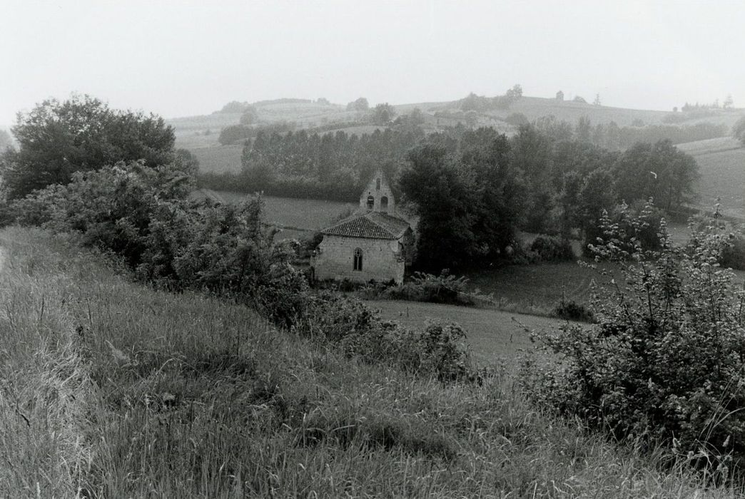 vue générale de l’église dans son environnement depuis l’Est