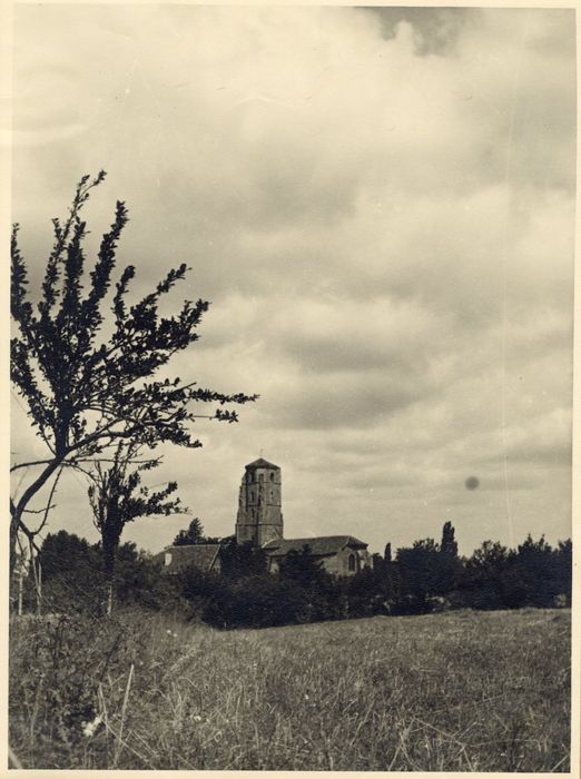 vue partielle de l’église dans son environnement depuis le Sud