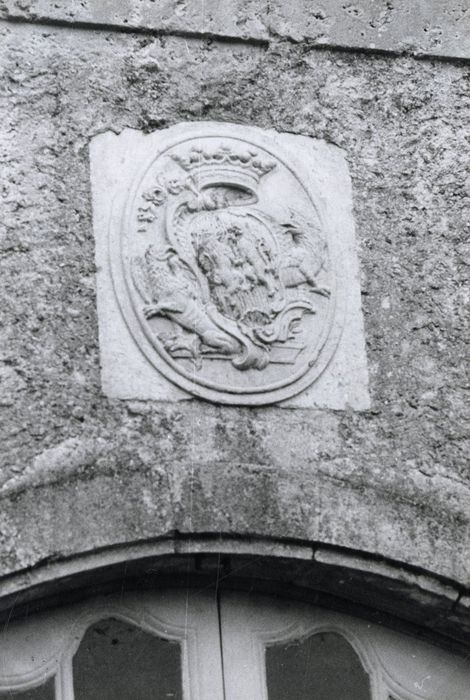 détail d’un bas-relief aux armoiries des Saint-Julien