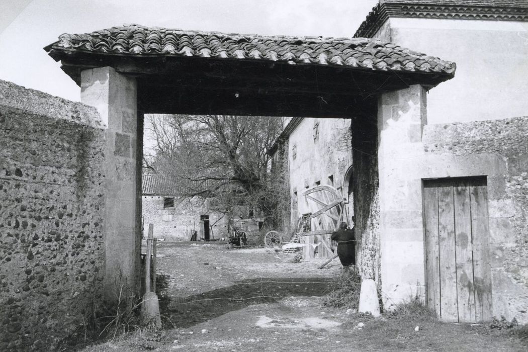 portail d’accès ouest à al cour des communs