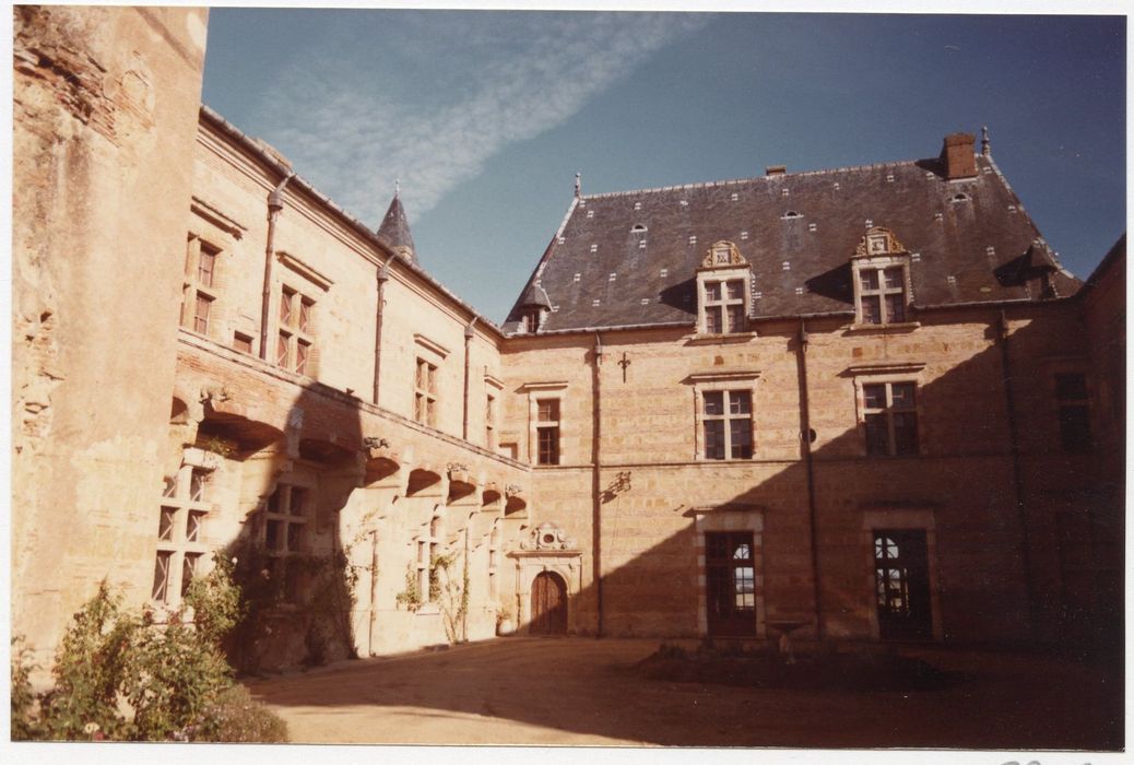 Cour d’honneur, façades sud-ouest et nord-ouest