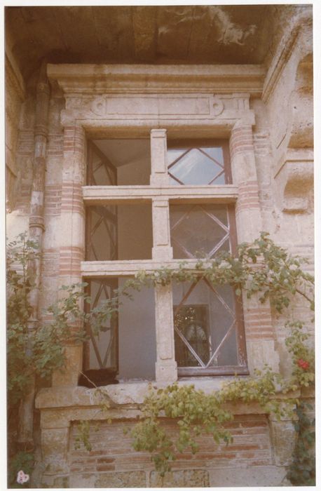 Cour d’honneur, façade sud-ouest, détail d’une fenêtre à meneaux