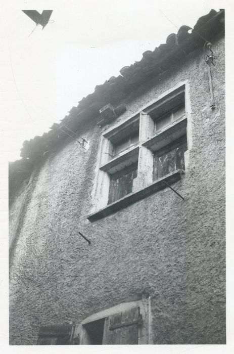 façade sur la rue de l’Industrie, détail de la fenêtre à meneau du 1er étage