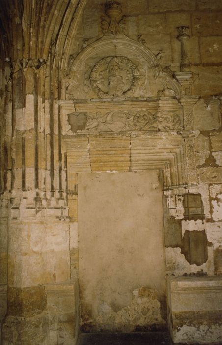 ancienne porte située au nord-ouest donnant à l’ancienne chapelle de l’évêque