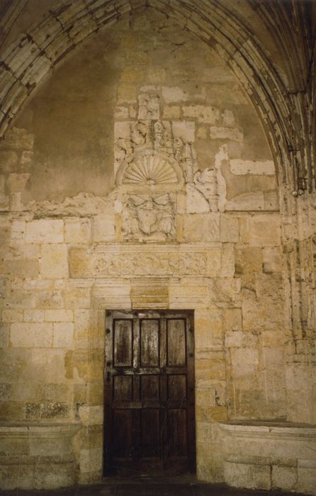 porte d’accès située à l’angle sud-est