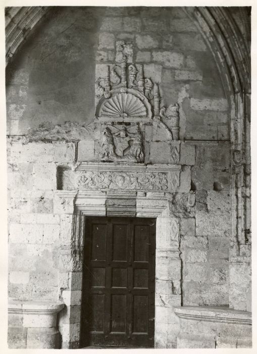 porte d’accès située à l’angle sud-est