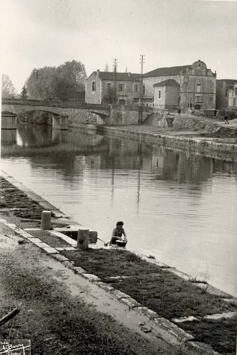 vue générale de l’église dans son environnement depuis la rive est de la Baïse