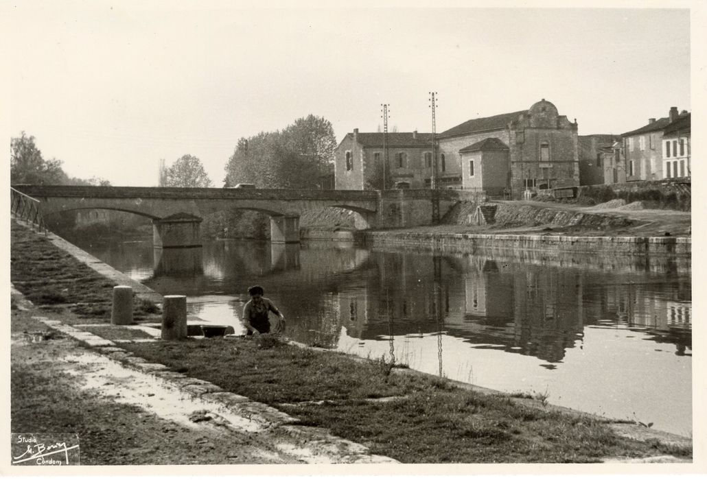 vue générale de l’église dans son environnement depuis la rive est de la Baïse