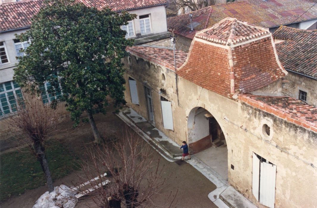 porche d’accès à la cour