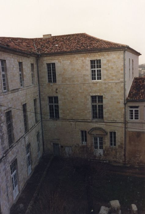 cour intérieure, vue partielle des façades