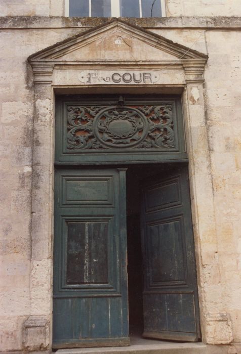 cour intérieure, porte d’accès principal donnant sur l’escalier