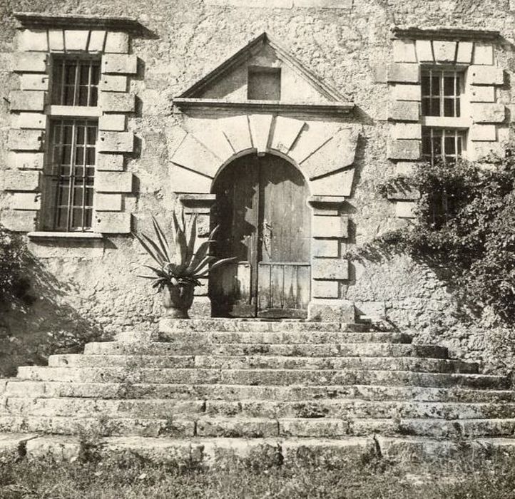 aile ouest, façade sud, porte d’accès