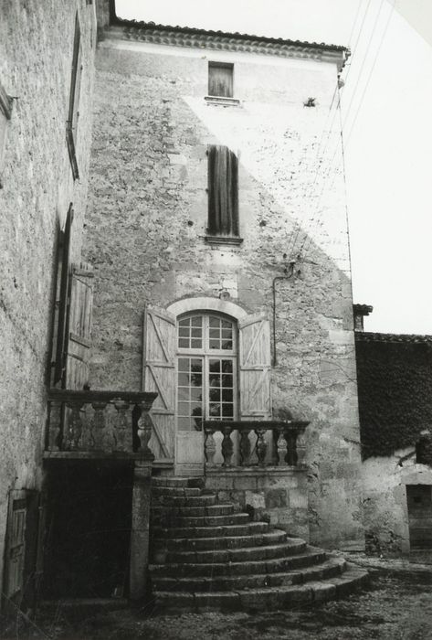 aile est sur la cour intérieure, façade sud