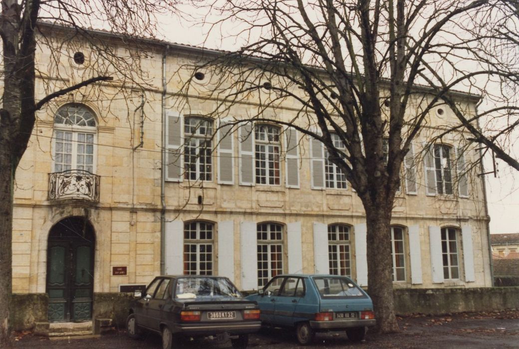 façade sur rue, vue partielle