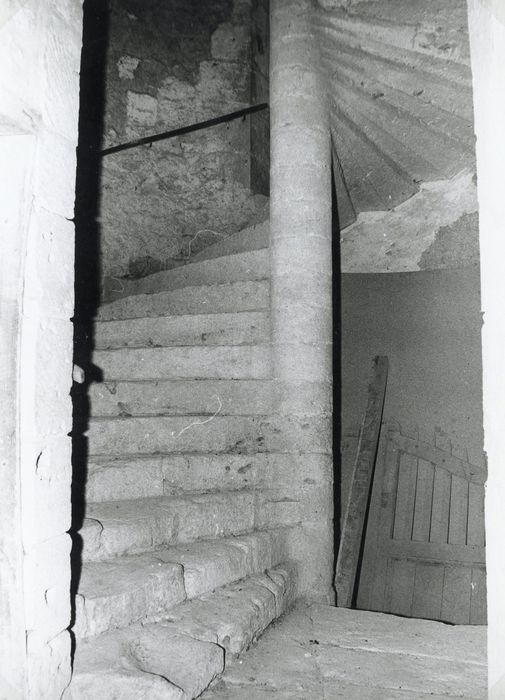 escalier à vis de la tourelle d’escalier située à l’angle nord-est de la cour sud