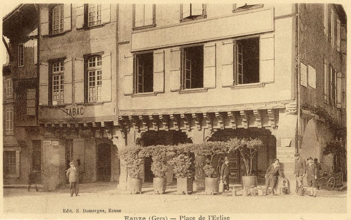 façades sur la place, vue partielle