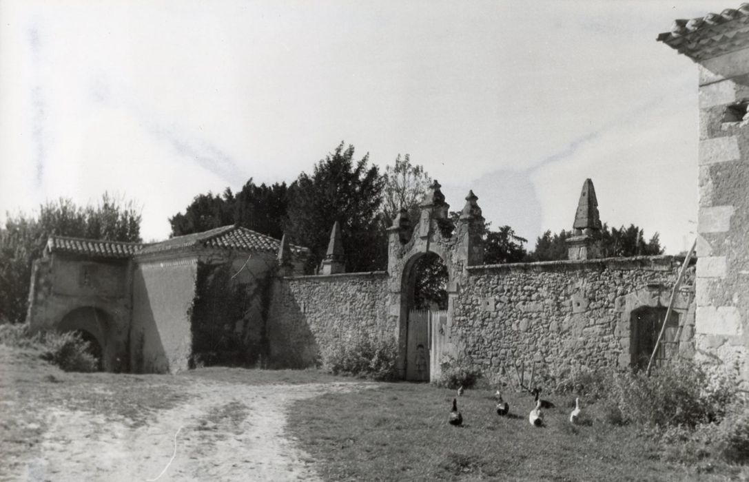 clôture est, porte d’accès à la cour