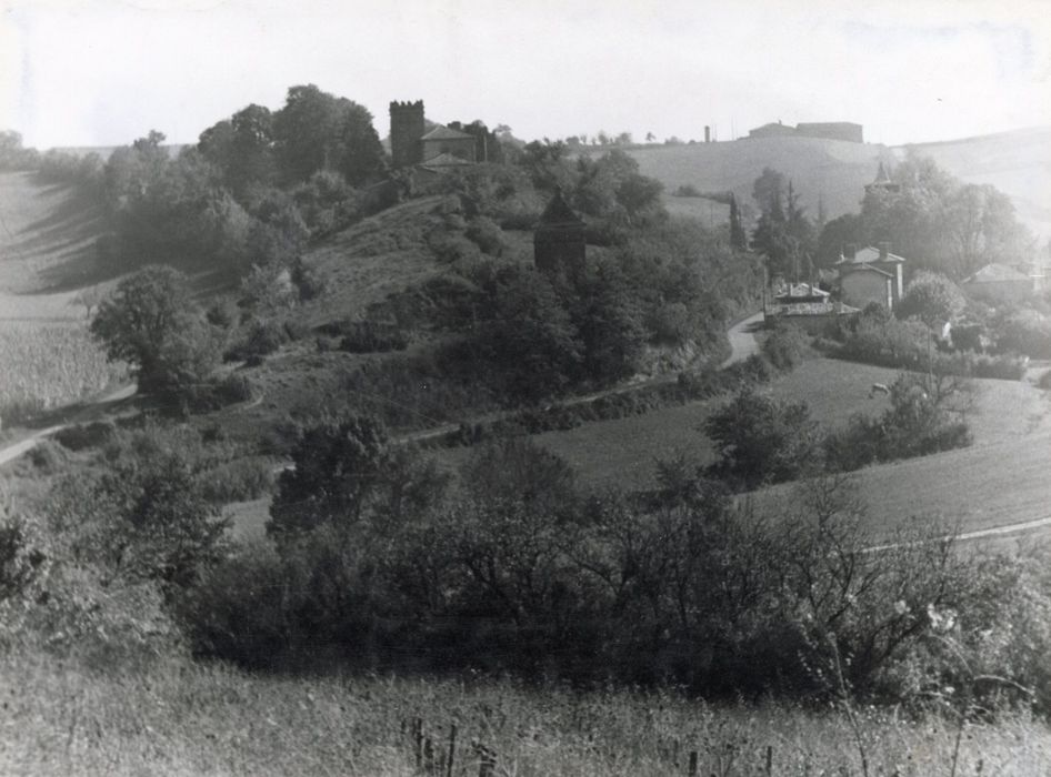 vue partielle des bâtiments dans leur environnement depuis l’Ouest