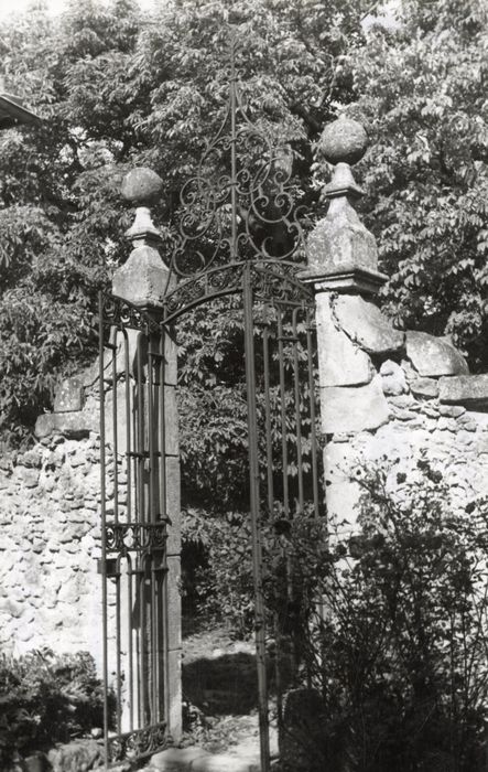 grille d’accès aux jardins en terrasse