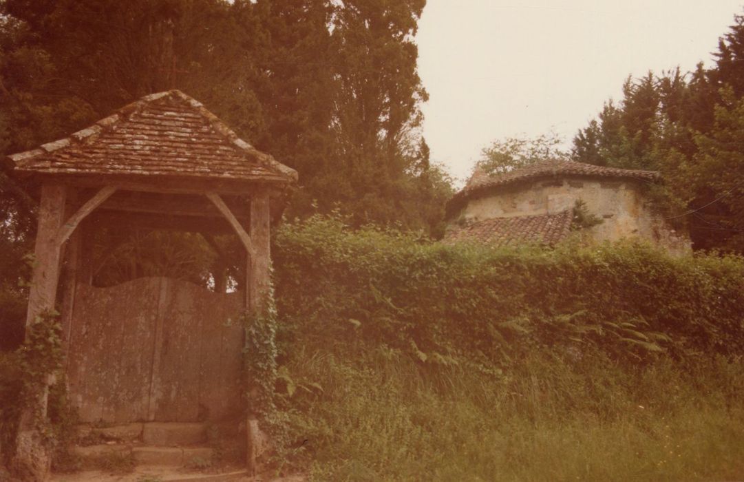 portail d’accès est au cimetière