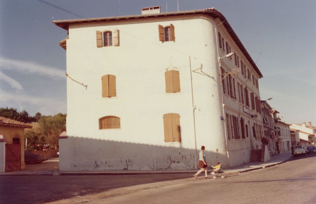 façade latérale sur rue