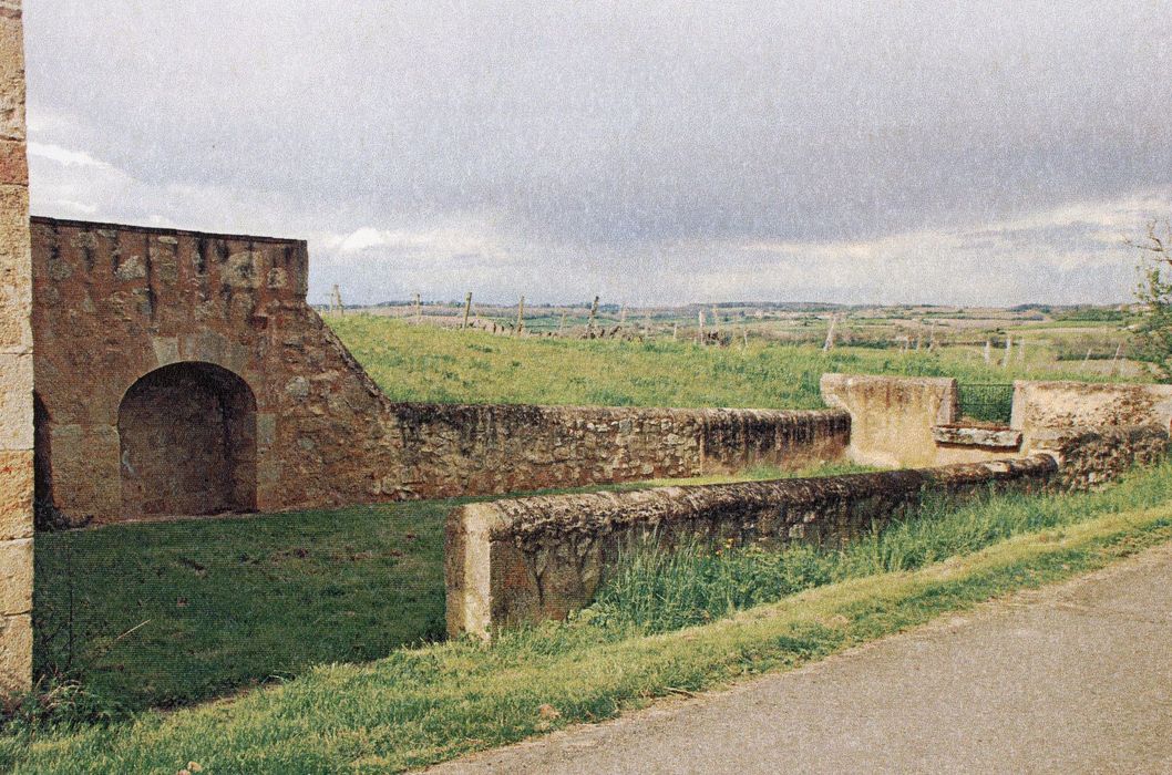 vue générale de l’enclos protégeant la fontaine (photocopie numérisée)