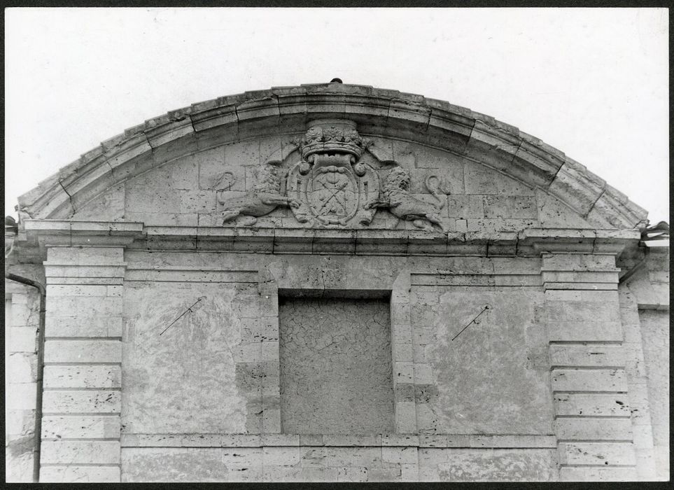 façade est, avant-corps central, détail du fronton armorié