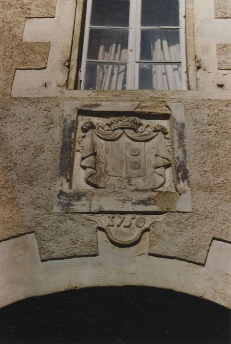 tour-porche est, élévation est, détail d’un bas-relief armorié